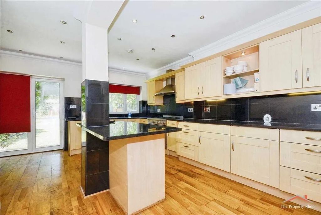 Property photo 3 of 11