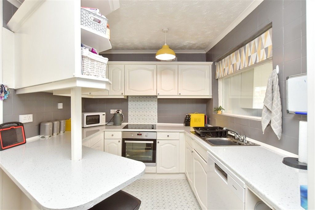 Property photo 3 of 10 Kitchen