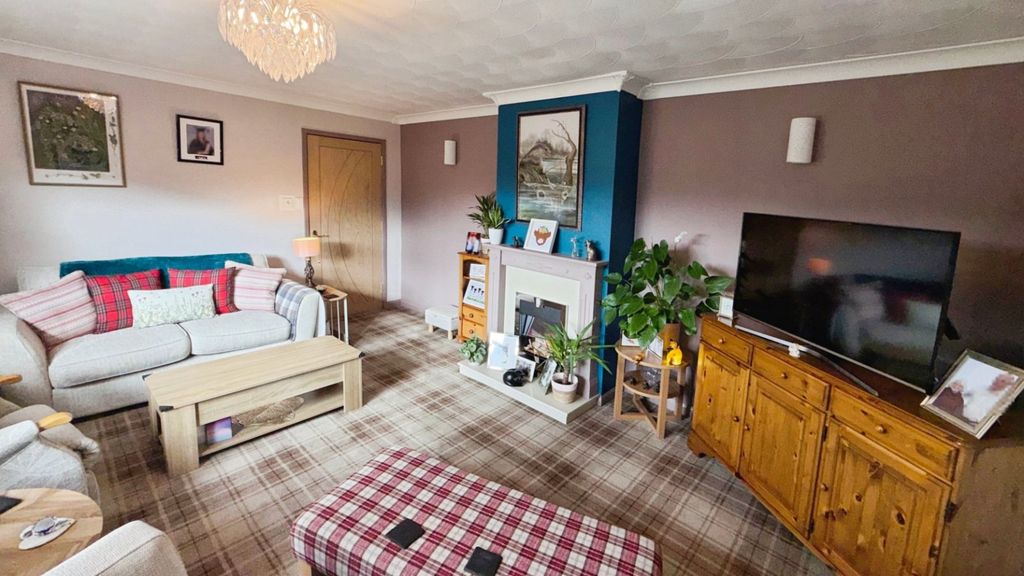 Property photo 3 of 21 Lounge