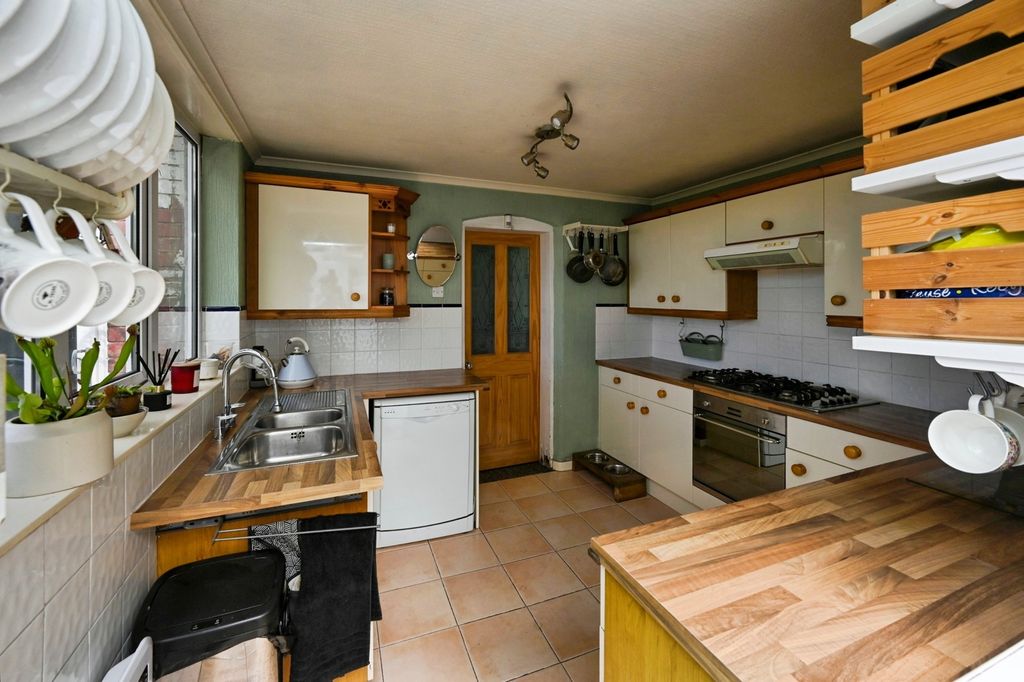Property photo 3 of 20 Kitchen