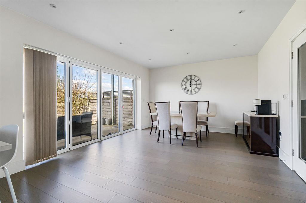 Property photo 2 of 40