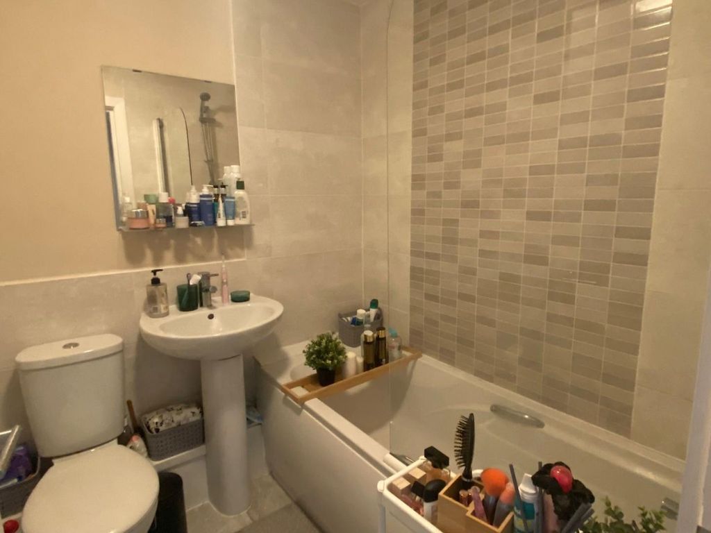 Property photo 3 of 8 Bathroom.Jpg