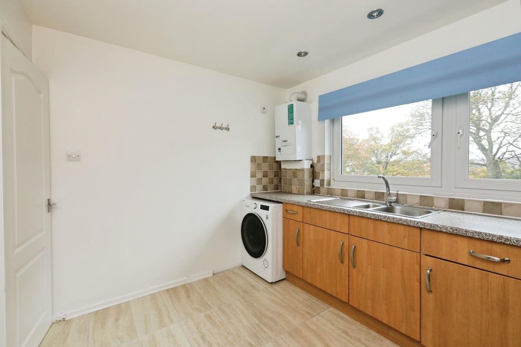 Property photo 3 of 16 Kitchen