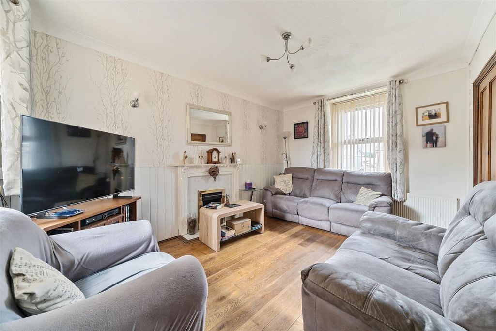 Property photo 2 of 25