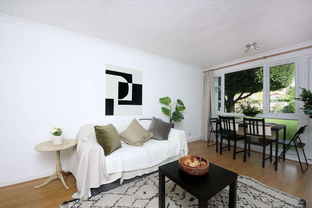 Property photo 3 of 10 Gv0 1 Fairlea Place- New (7).Jpg