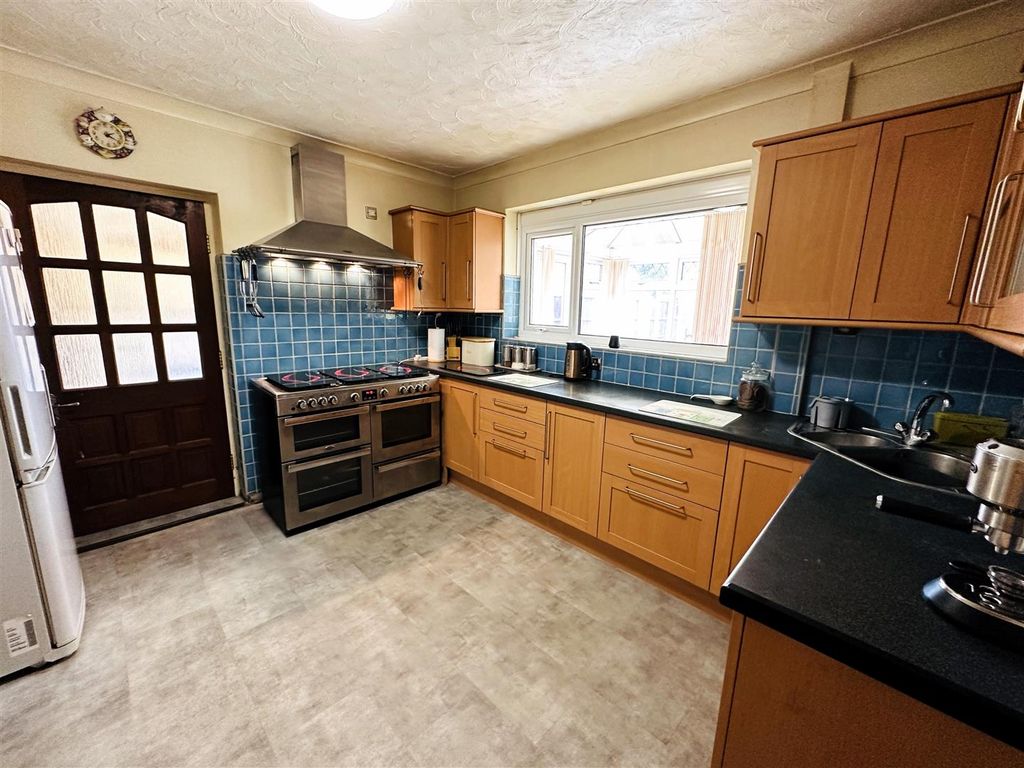 Property photo 3 of 23 Kitchen