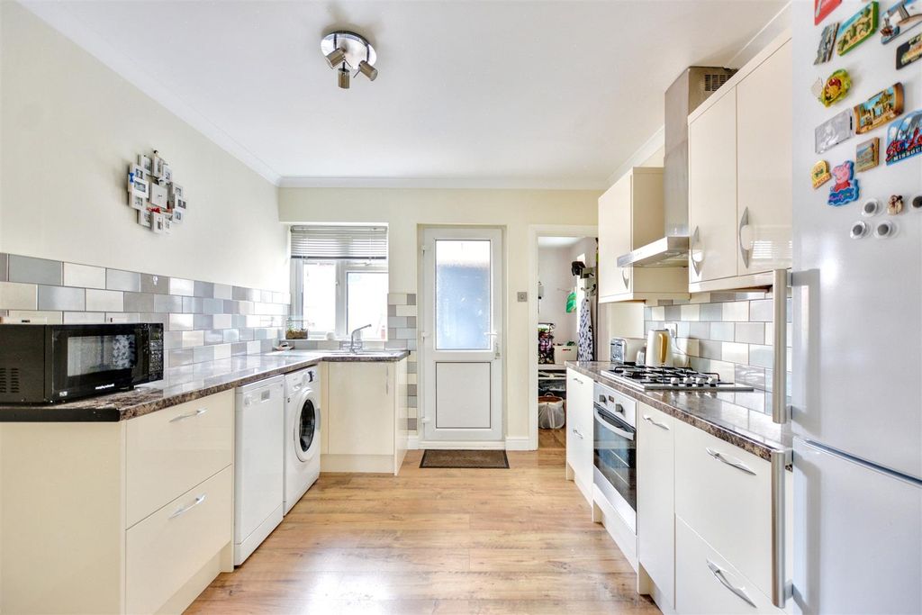 Property photo 3 of 19 Kitchen
