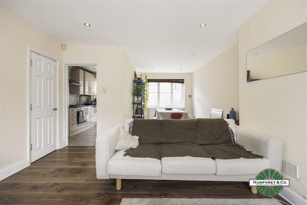 Property photo 3 of 21 132 Lower Clapton Road -005.Jpg