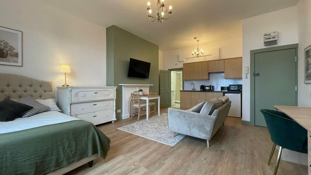 Property photo 3 of 7 A Spacious And Stylish Living Room With Modern Fur...