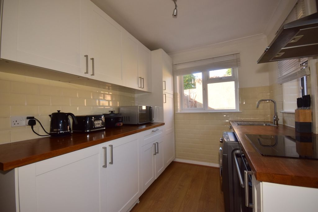 Property photo 3 of 10 Kitchen