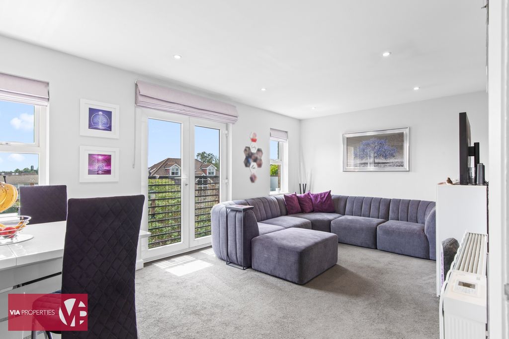 2 bed flat for salePark Lane, Broxbourne EN10 photo 5