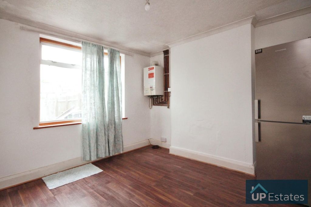 Property photo 3 of 11 Dining Room