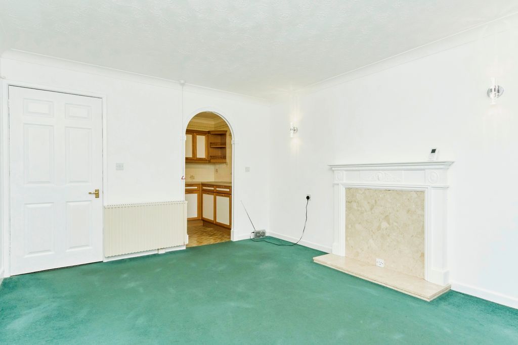 Property photo 3 of 11 Living Room