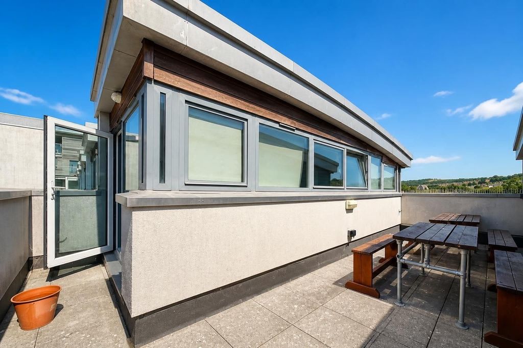 Property photo 2 of 18 Roof Terrace
