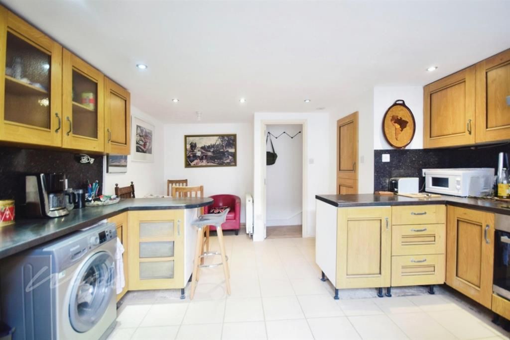 Property photo 2 of 6 Kitchen