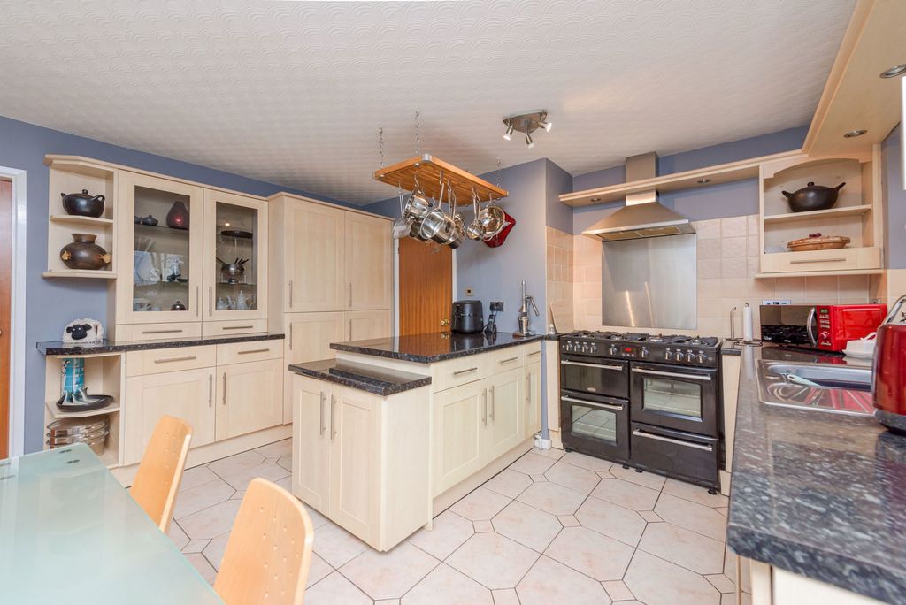 Property photo 3 of 37