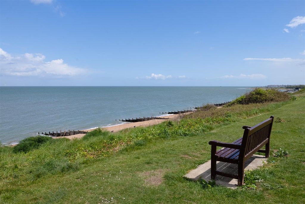 Property photo 2 of 21 Graystone Road, Tankerton, Whitstable