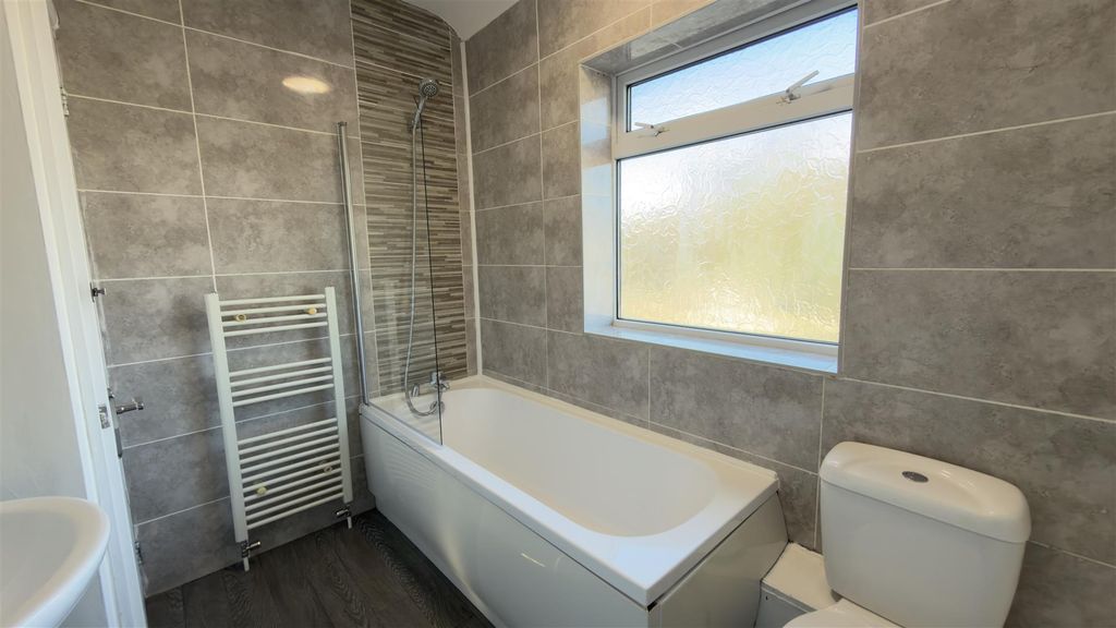 Property photo 2 of 16 Bathroom 02.Jpg