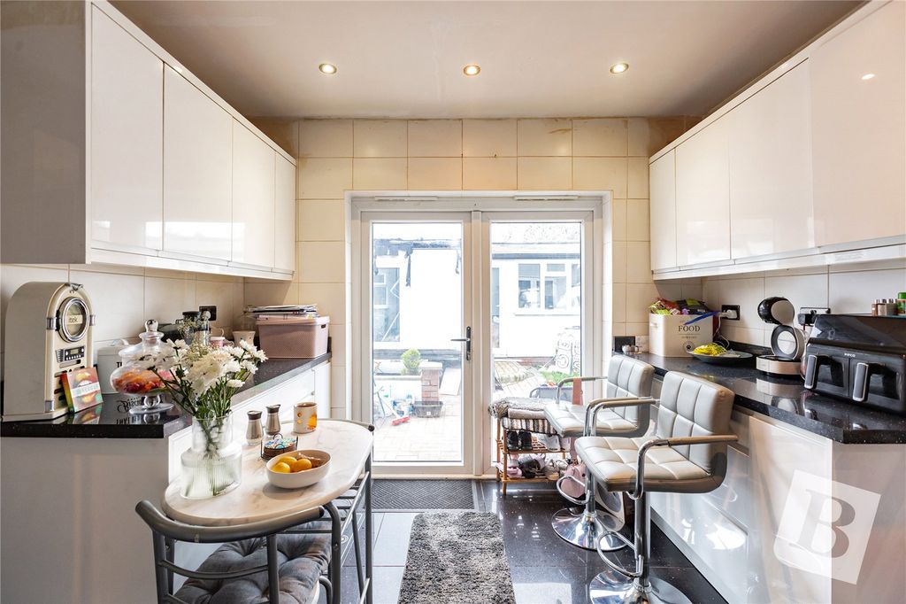 Property photo 3 of 18 Kitchen