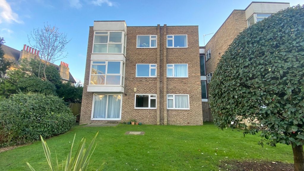 Property photo 1 of 16 Superb Ground Floor Flat With Garden Access In Beckenham