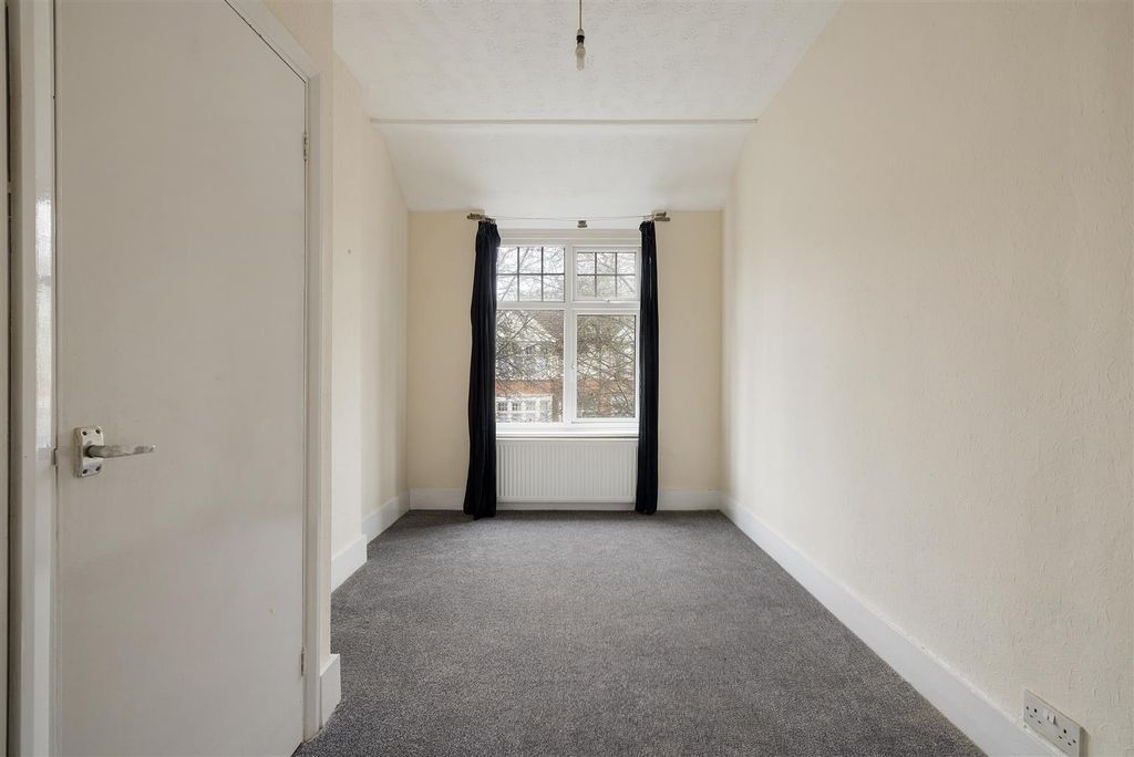 Property photo 3 of 18 Belgrave Road E11