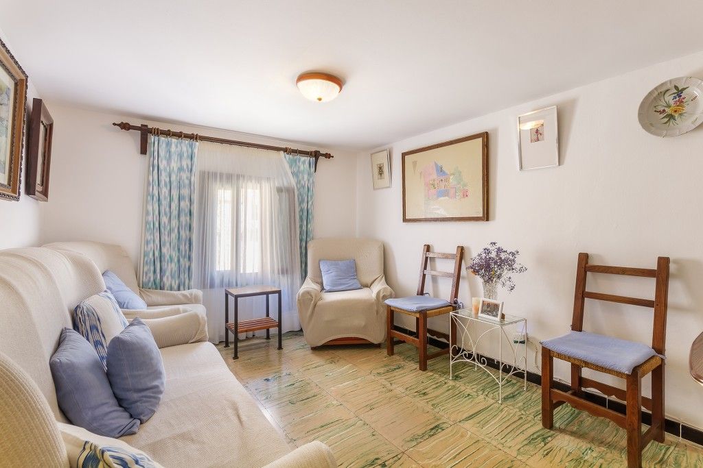 Property photo 3 of 17 Living (2)