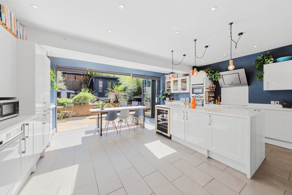 Property photo 2 of 23