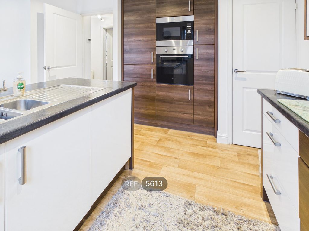 Property photo 3 of 19 Kitchen