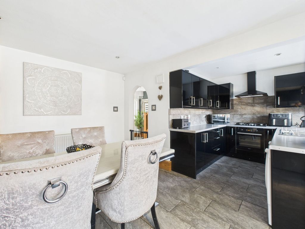 Property photo 1 of 17 Dining/Kitchen