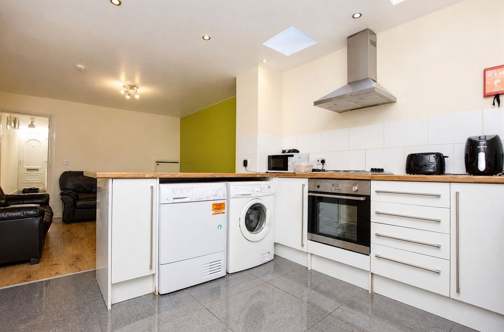 Property photo 1 of 11 Approach