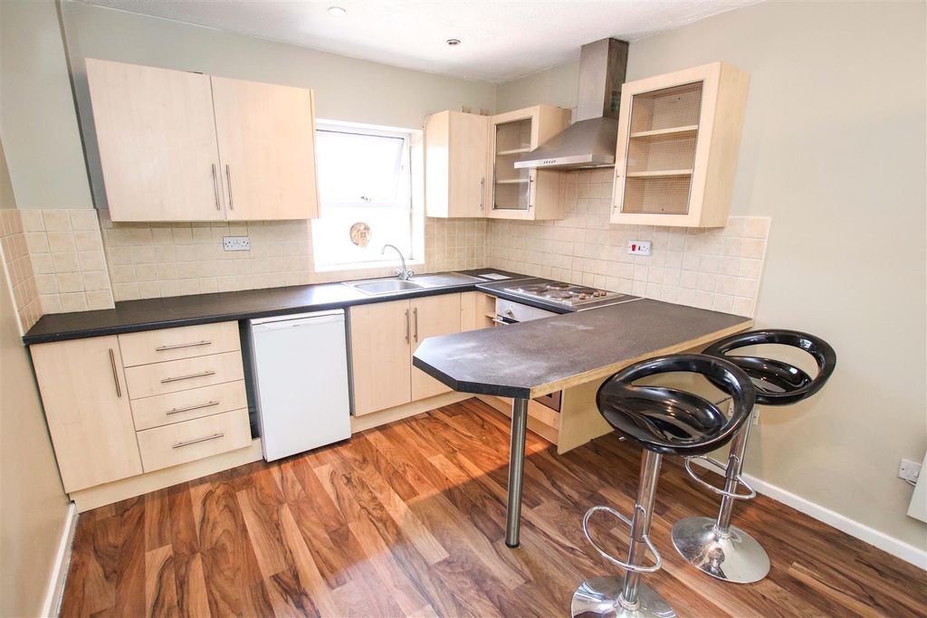 Property photo 3 of 7 Living Room/Kitchen