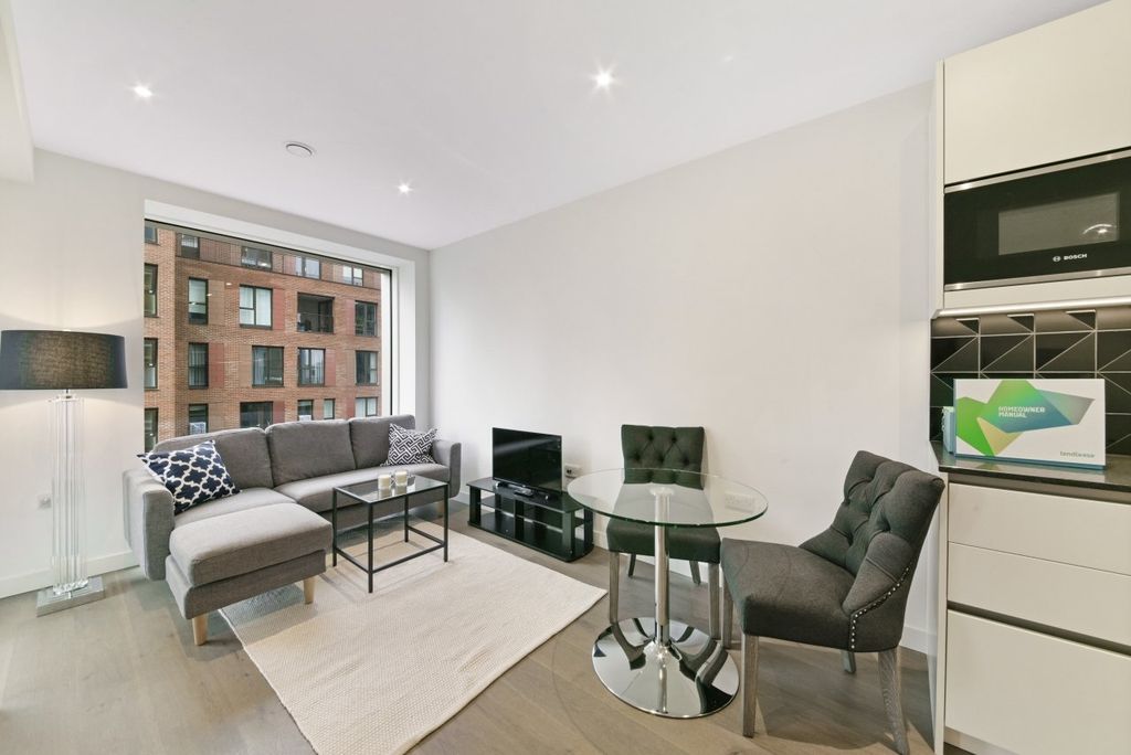 Property photo 1 of 10 Living