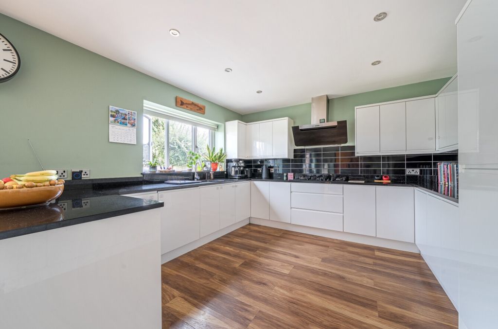 Property photo 3 of 23 1335985-12-689524Fb2De50