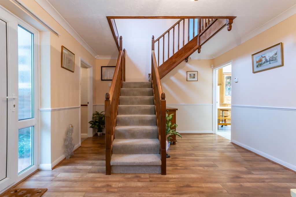 Property photo 2 of 18 Entrance Hall