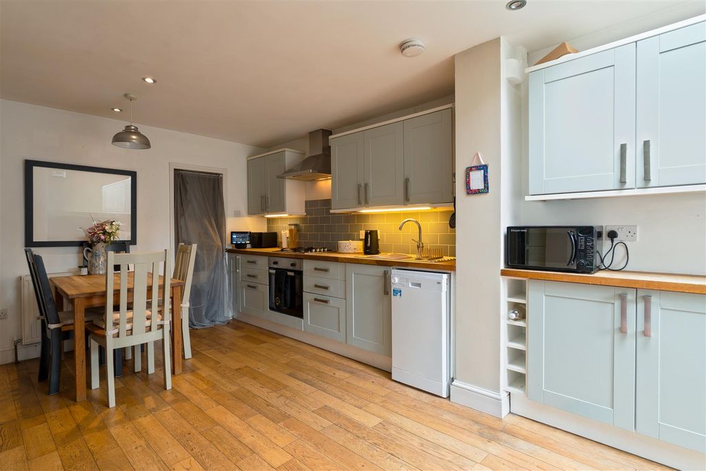 Property photo 2 of 19 High Street, Wouldham21.Jpg