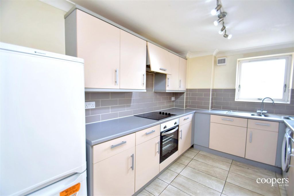 Property photo 2 of 8 Kitchen