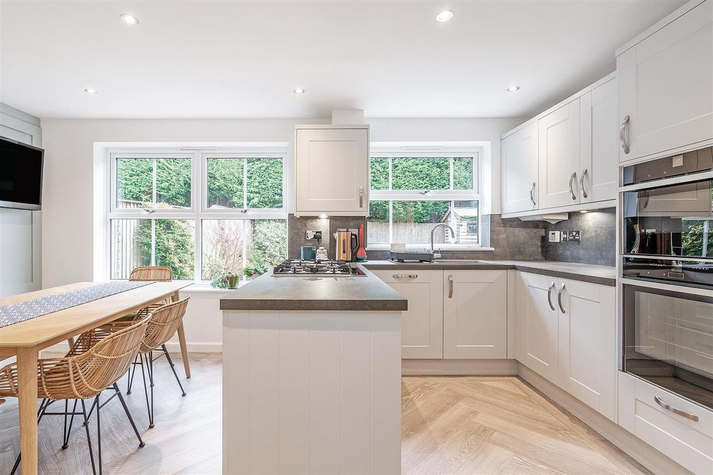 Property photo 3 of 10 10 Barwell Close-7_Lo.Jpg