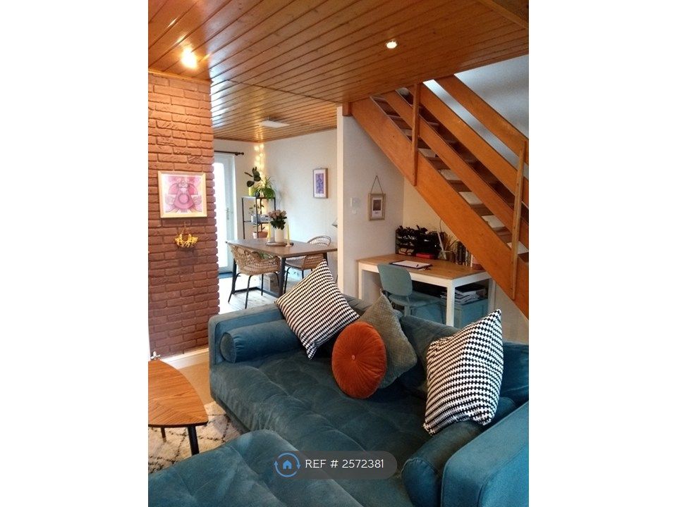 Property photo 3 of 15 Lounge