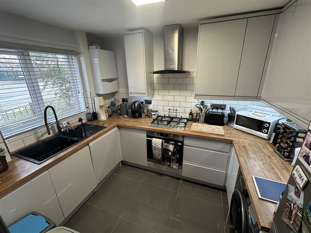 Property photo 3 of 10 Kitchen