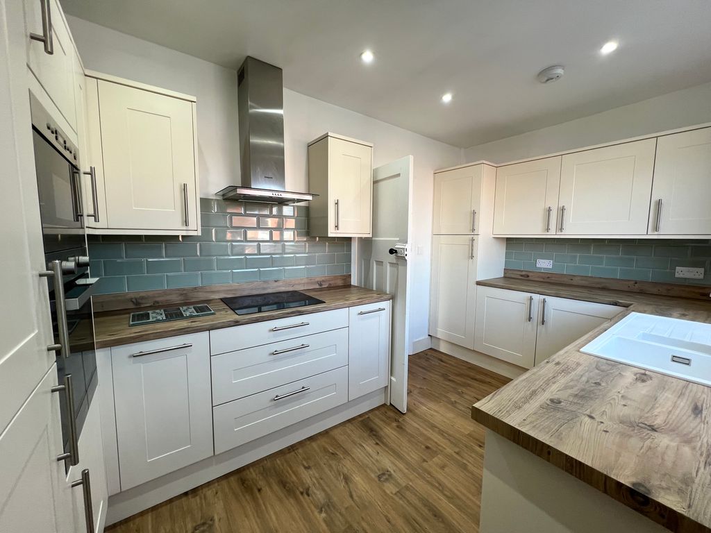 Property photo 2 of 12 Kitchen