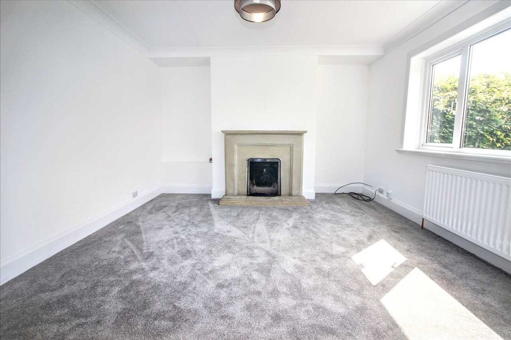Property photo 3 of 11 Lounge