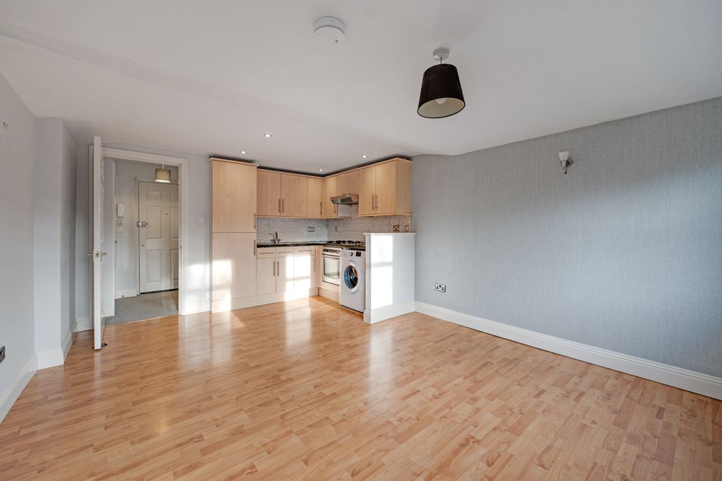 Property photo 2 of 11 07-Fed781710 - Mcb - Ns - Flat 5 , 38 Bromley Rd,