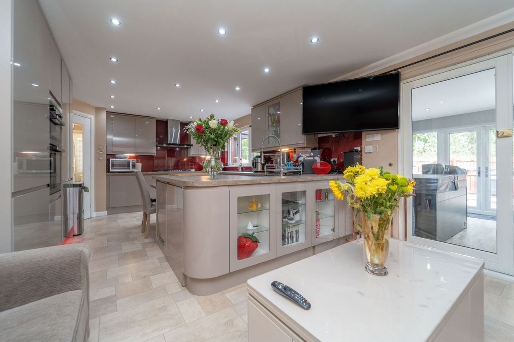 Property photo 2 of 30 Kitchen Diner Family Room