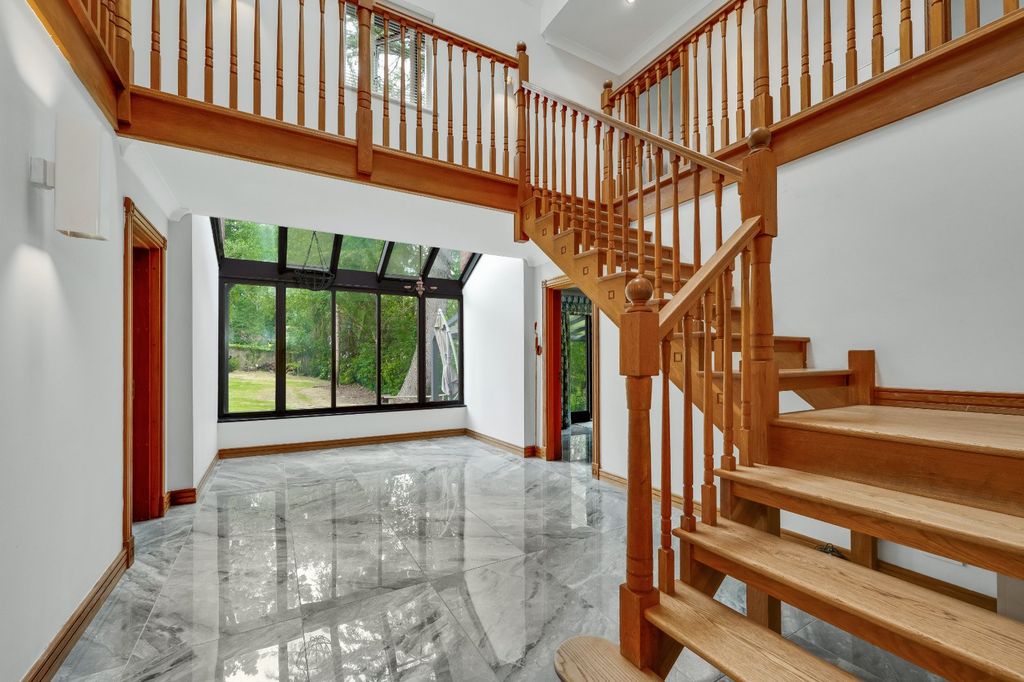 Property photo 2 of 24 Entrance Hall
