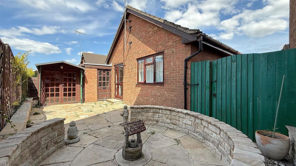 Property photo 1 of 11 Garden 2.Jpg