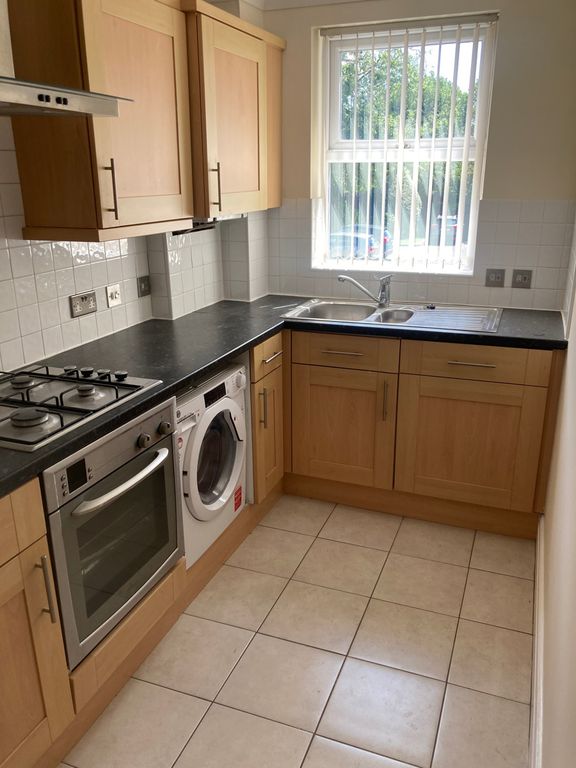 Property photo 3 of 10 Kitchen