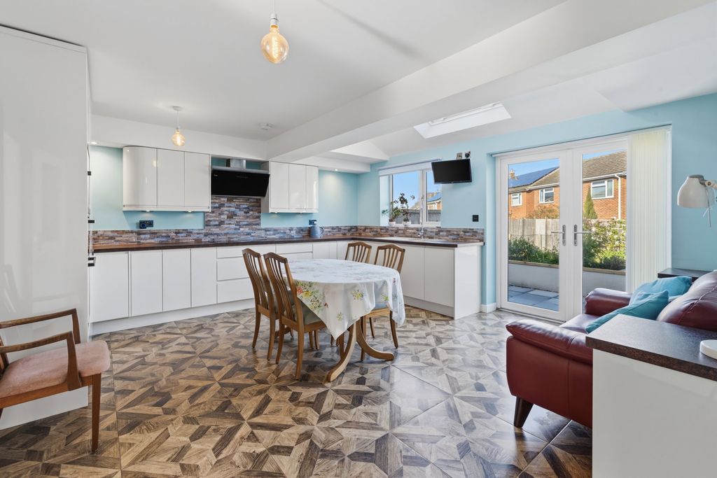 Property photo 2 of 20