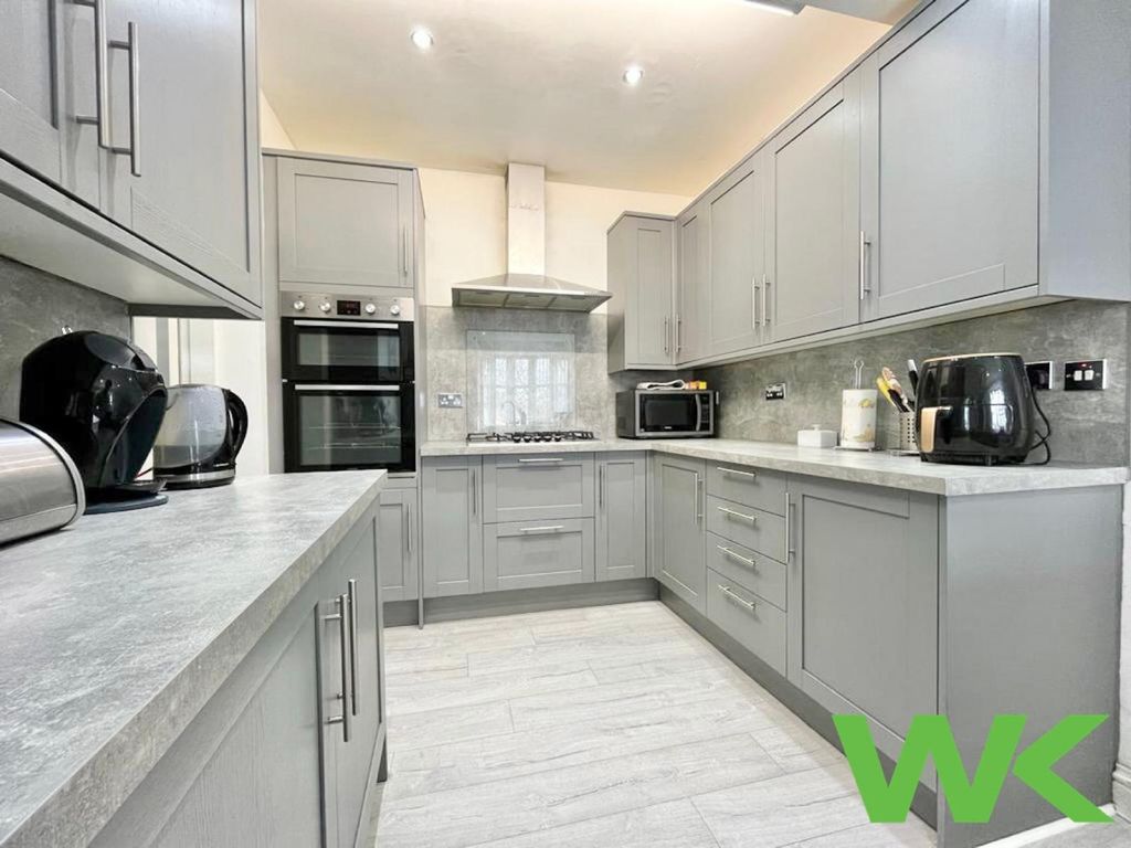 Property photo 3 of 19 Fitted Kitchen