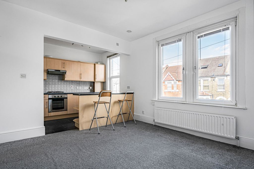 Property photo 3 of 12 Kitchen/Recpetion