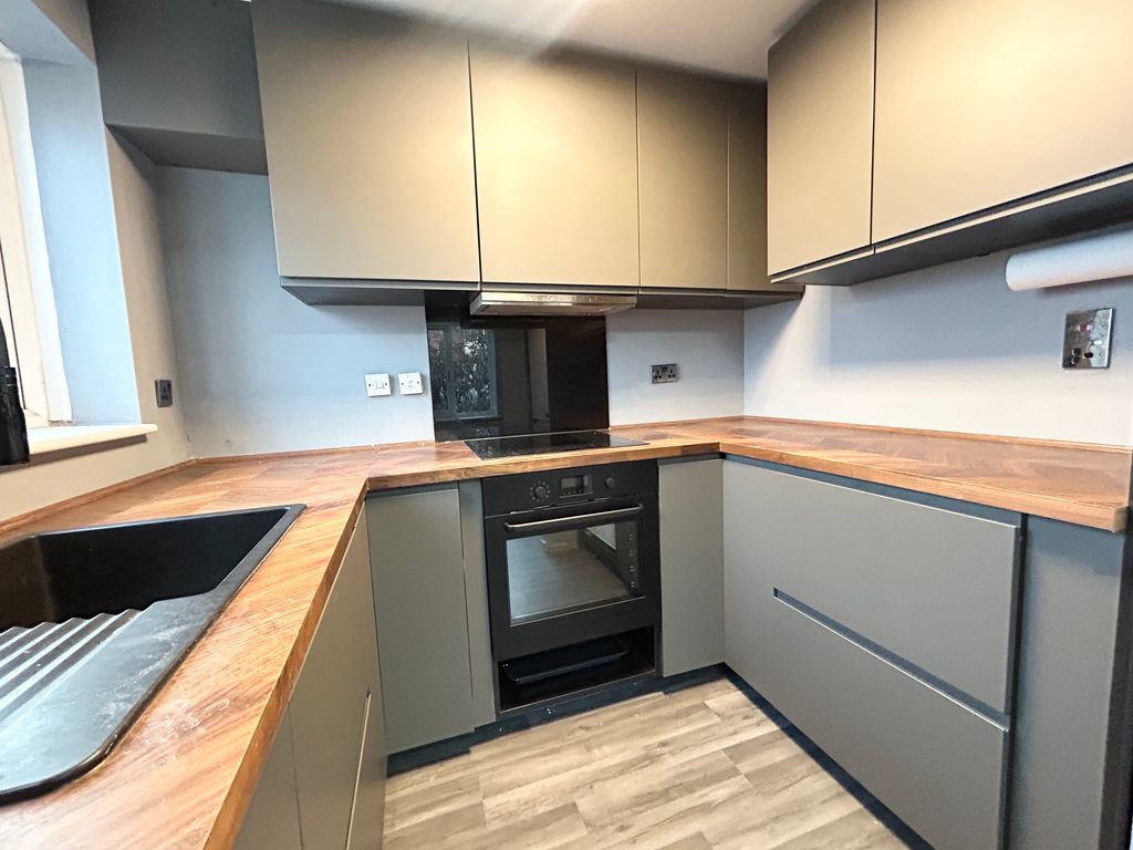 Property photo 2 of 9 Kitchen